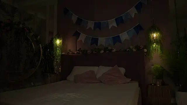 Smiley Mia online show from September 28, 5:02 am