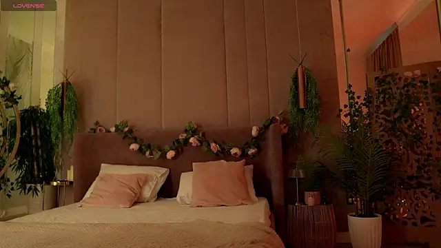 Smiley Mia online show from October 12, 5:06 am