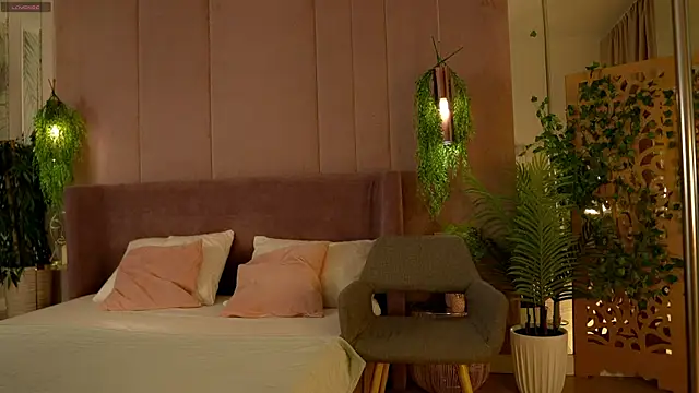 Smiley Mia online show from November 8, 5:07 am