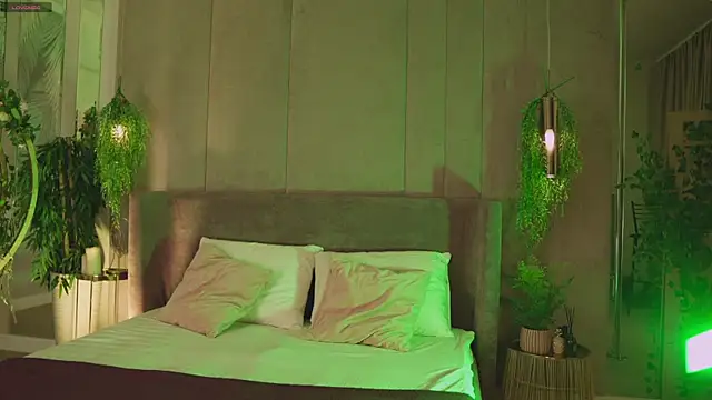 Smiley Mia online show from November 21, 5:06 am