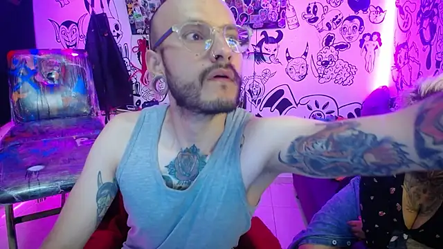 Snapshot of tatouagendecouple chatting on December 12, 8:36 am tatouagendecouple online show from December 12, 8:36 am