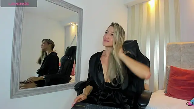 Tayra Pradit online show from December 18, 1:59 am