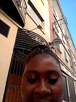 Snapshot of KennyBigWoman chatting on October 27, 1:37 pm KennyBigWoman online show from October 27, 1:37 pm