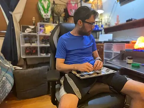 Snapshot of slutty_guy12 chatting on January 28, 11:28 pm slutty guy12 online show from January 28, 11:28 pm