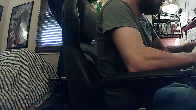 Snapshot of slutty_guy12 chatting on February 15, 8:01 pm slutty guy12 online show from February 15, 8:01 pm