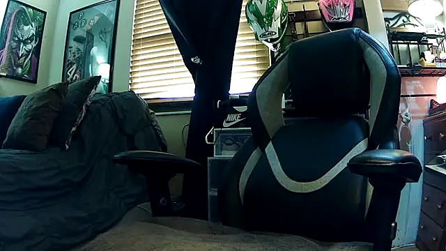 Snapshot of slutty_guy12 chatting on March 1, 10:10 pm slutty guy12 online show from March 1, 10:10 pm