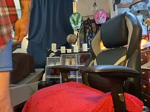 Snapshot of slutty_guy12 chatting on March 17, 10:38 pm slutty guy12 online show from March 17, 10:38 pm