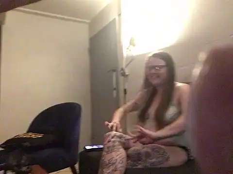 Snapshot of slutty_guy12 chatting on April 4, 3:05 am slutty guy12 online show from April 4, 3:05 am