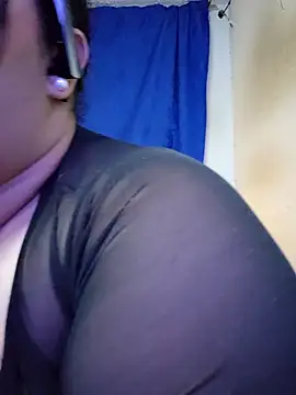 Snapshot of valeriadiax chatting on April 17, 6:49 am valeriadiax online show from April 17, 6:49 am