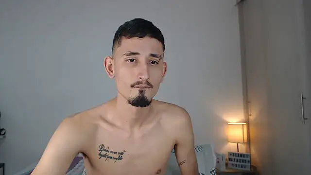 Snapshot of enzo_0814 chatting on January 27, 3:26 am enzo 0814 online show from January 27, 3:26 am