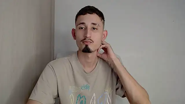 Snapshot of enzo_0814 chatting on March 21, 3:24 pm enzo 0814 online show from March 21, 3:24 pm
