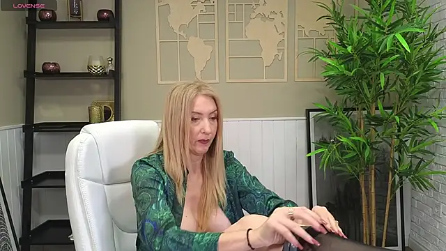 LadyLeea online show from December 10, 5:28 am