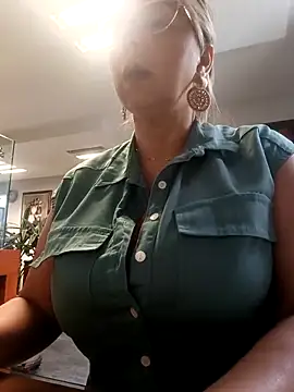 Snapshot of andre_soto_ chatting on March 21, 3:48 pm andre soto online show from March 21, 3:48 pm