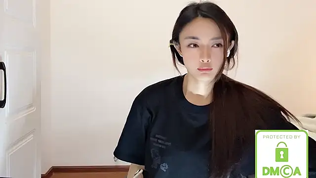 SarahYang online show from May 12, 8:33 am