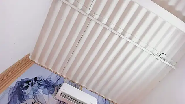 Snapshot of AlomdraPeach chatting on February 2, 8:08 pm AlomdraPeach online show from February 2, 8:08 pm