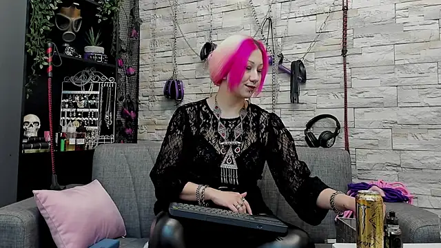 Snapshot of CruelMistress chatting on December 13, 1:26 am CruelMistress online show from December 13, 1:26 am