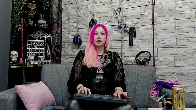 Snapshot of CruelMistress chatting on December 13, 4:43 am CruelMistress online show from December 13, 4:43 am