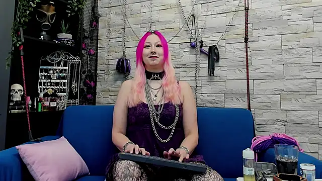Snapshot of CruelMistress chatting on December 15, 11:53 pm CruelMistress online show from December 15, 11:53 pm
