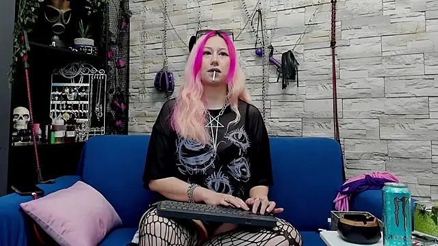 Snapshot of CruelMistress chatting on December 18, 2:10 am CruelMistress online show from December 18, 2:10 am