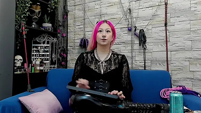 Snapshot of CruelMistress chatting on December 20, 12:19 am CruelMistress online show from December 20, 12:19 am