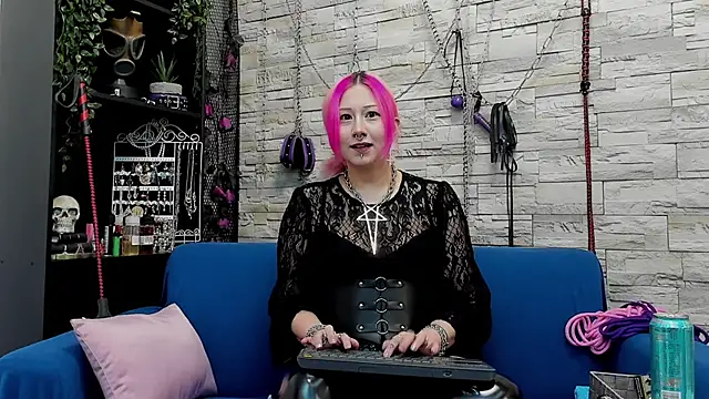 Snapshot of CruelMistress chatting on December 20, 3:25 am CruelMistress online show from December 20, 3:25 am