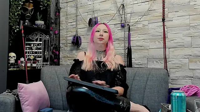 Snapshot of CruelMistress chatting on December 24, 12:44 am CruelMistress online show from December 24, 12:44 am