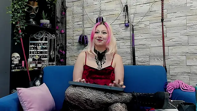 Snapshot of CruelMistress chatting on January 3, 12:43 am CruelMistress online show from January 3, 12:43 am