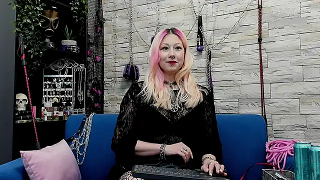 Snapshot of CruelMistress chatting on January 12, 3:49 am CruelMistress online show from January 12, 3:49 am