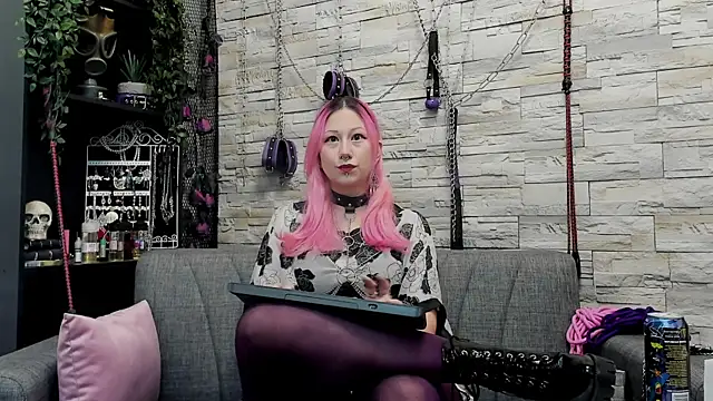 Snapshot of CruelMistress chatting on February 7, 11:24 pm CruelMistress online show from February 7, 11:24 pm