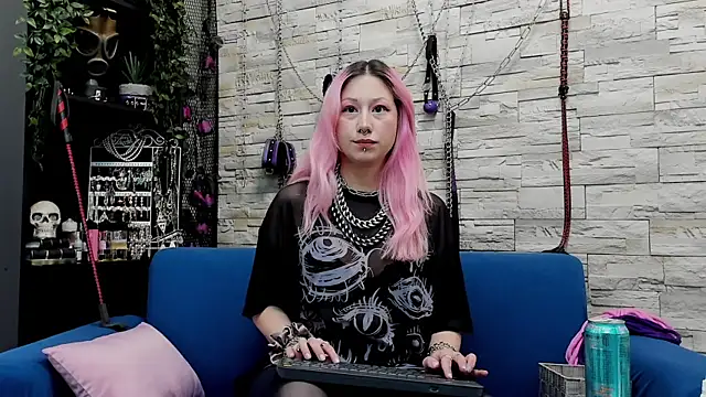 Snapshot of CruelMistress chatting on February 23, 11:25 pm CruelMistress online show from February 23, 11:25 pm