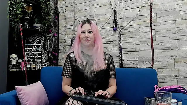 Snapshot of CruelMistress chatting on February 28, 4:32 am CruelMistress online show from February 28, 4:32 am