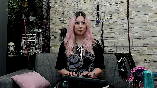 Snapshot of CruelMistress chatting on March 18, 11:20 pm CruelMistress online show from March 18, 11:20 pm