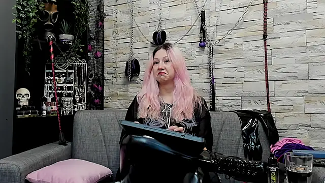 Snapshot of CruelMistress chatting on March 19, 2:27 am CruelMistress online show from March 19, 2:27 am