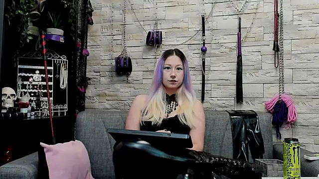 Snapshot of CruelMistress chatting on February 16, 1:24 am CruelMistress online show from February 16, 1:24 am