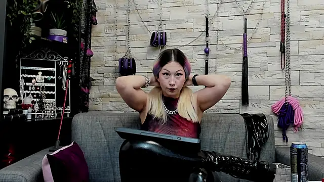 Snapshot of CruelMistress chatting on February 21, 1:39 am CruelMistress online show from February 21, 1:39 am