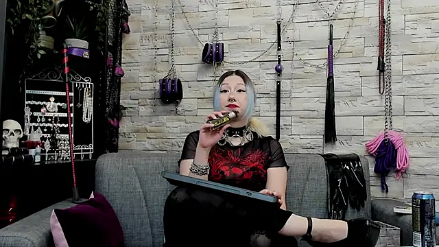 Snapshot of CruelMistress chatting on February 23, 1:58 am CruelMistress online show from February 23, 1:58 am