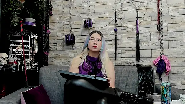 Snapshot of CruelMistress chatting on February 26, 1:48 am CruelMistress online show from February 26, 1:48 am