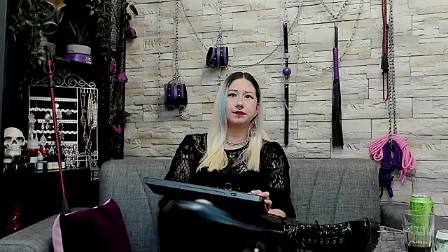 Snapshot of CruelMistress chatting on March 6, 1:57 am CruelMistress online show from March 6, 1:57 am