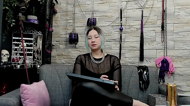 Snapshot of CruelMistress chatting on March 15, 2:28 am CruelMistress online show from March 15, 2:28 am