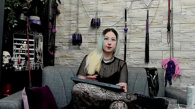 Snapshot of CruelMistress chatting on March 29, 2:11 am CruelMistress online show from March 29, 2:11 am