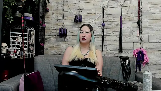 Snapshot of CruelMistress chatting on March 30, 1:17 am CruelMistress online show from March 30, 1:17 am