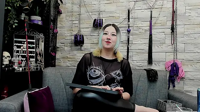 Snapshot of CruelMistress chatting on March 31, 1:07 am CruelMistress online show from March 31, 1:07 am