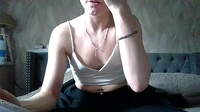 Petite moi online show from March 11, 12:00 pm