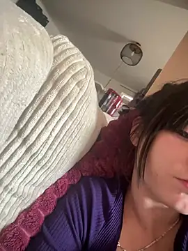 Snapshot of Petite_moi chatting on May 11, 10:43 am Petite moi online show from May 11, 10:43 am