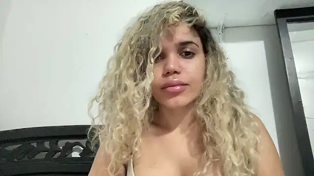 Snapshot of brithneysquirt chatting on December 22, 1:02 am brithneysquirt online show from December 22, 1:02 am