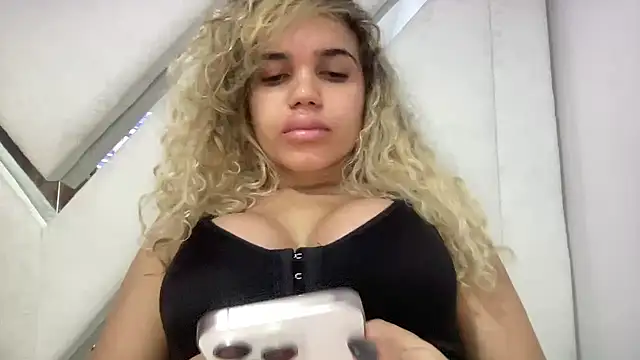 Snapshot of brithneysquirt chatting on December 23, 12:19 am brithneysquirt online show from December 23, 12:19 am