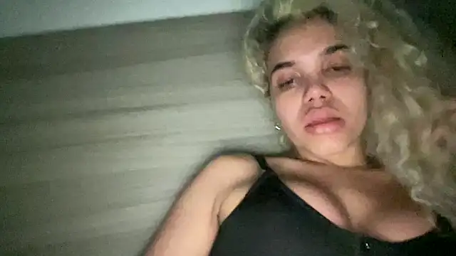 Snapshot of brithneysquirt chatting on February 9, 8:40 am brithneysquirt online show from February 9, 8:40 am