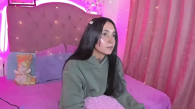 Snapshot of _Mia__9 chatting on December 13, 2:32 am Mia 9 online show from December 13, 2:32 am
