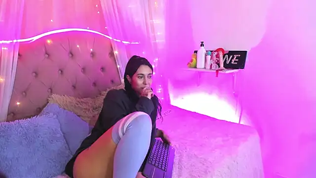 Snapshot of _Mia__9 chatting on February 22, 11:57 pm Mia 9 online show from February 22, 11:57 pm