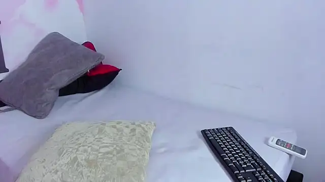 Snapshot of carolayrosse chatting on February 4, 4:15 am carolayrosse online show from February 4, 4:15 am